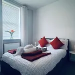 Lonsdale Terrace - 3 Bedrooms - Sleeps 6 *